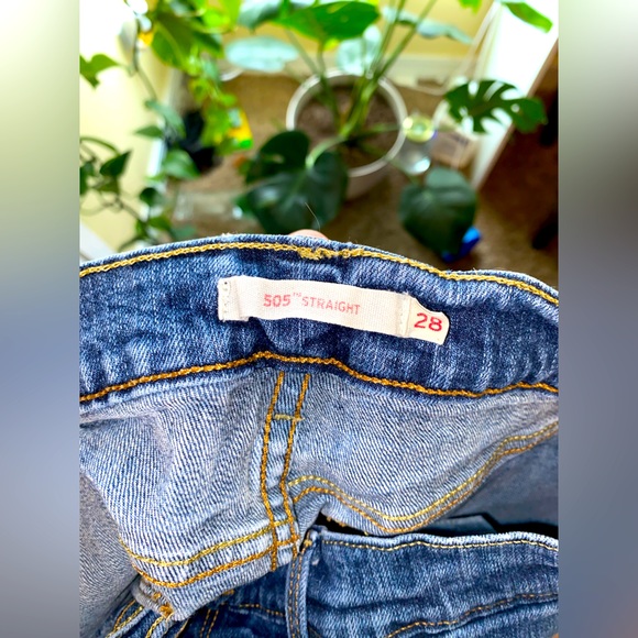 Size 28” (regular)- Levi’s 505 Straight Leg Women’s Jean - Picture 3 of 3